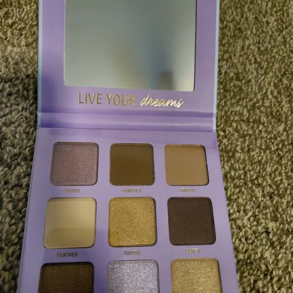 Milli Rose Colors in Bloom Violaceous eyeshadow palette - Picture 2 of 3